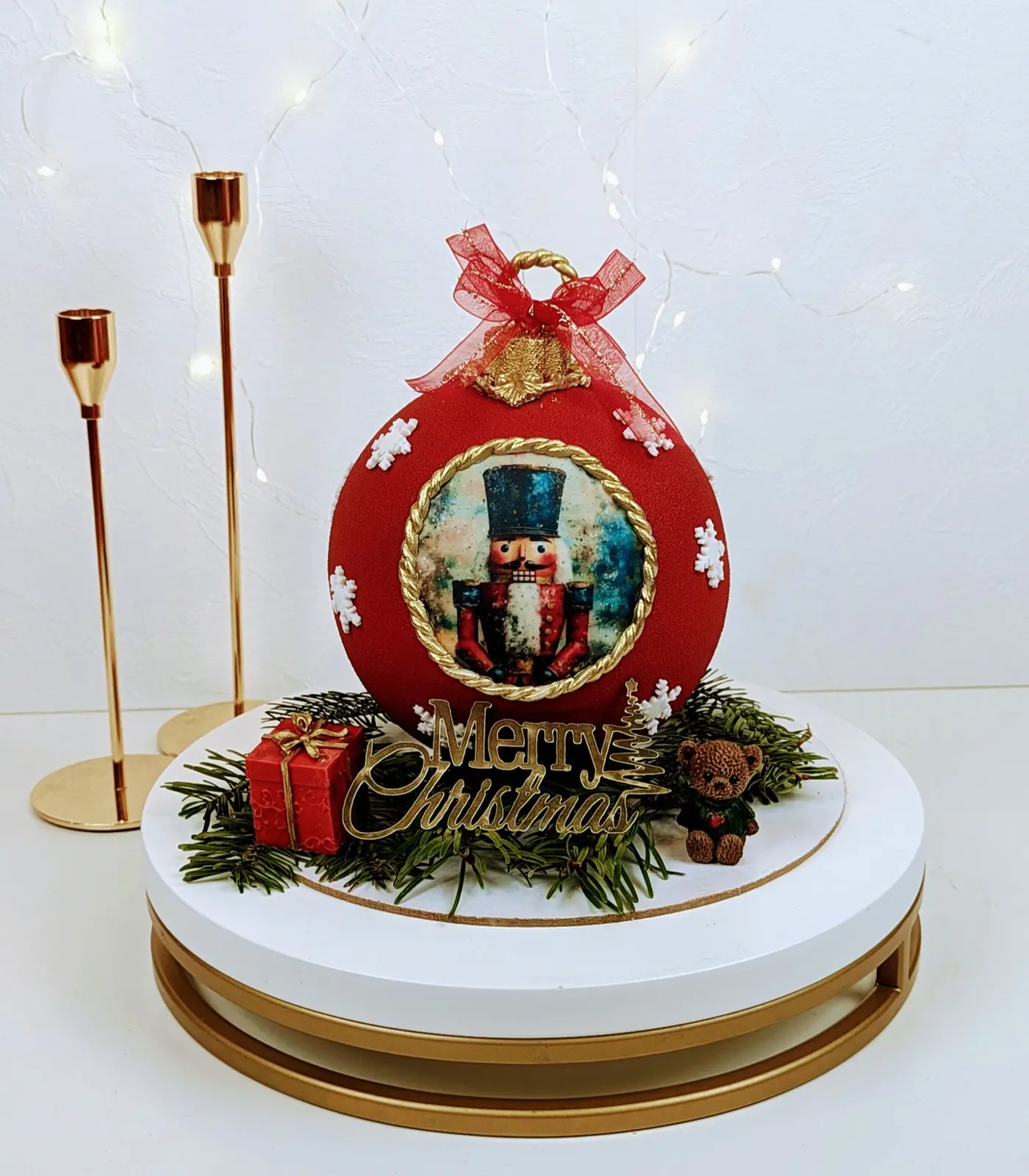 Gâteau sur mesure à thème boule de Noël, création Atelier Malykhina